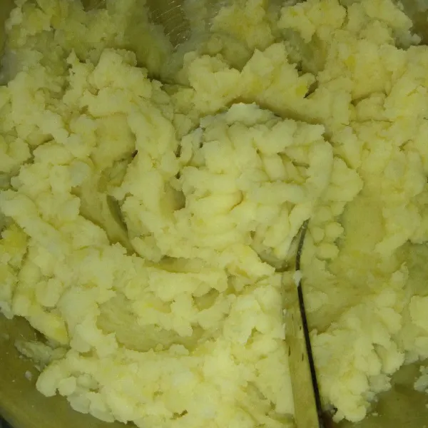 Kukus kentang sampai matang, lalu haluskan dan sisihkan.