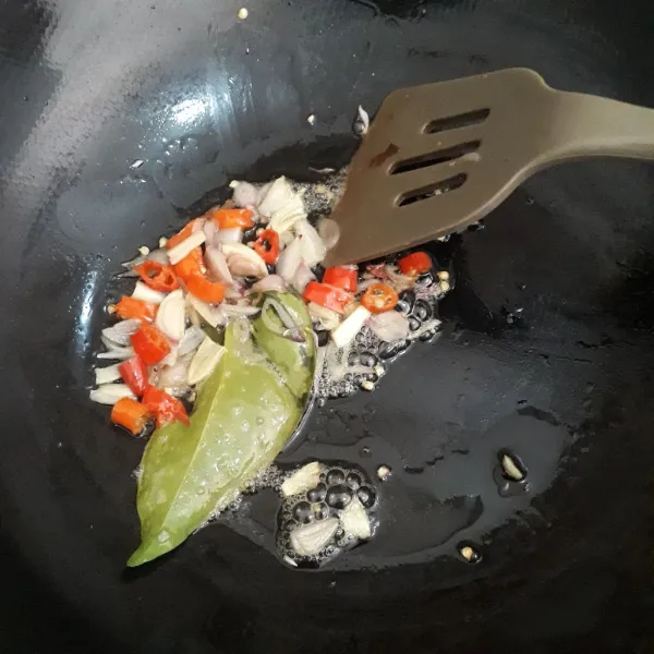 Panaskan minyak goreng dalam wajan. Masukkan bawang merah, bawang putih, cabe dan daun salam. Tumis sampai harum.