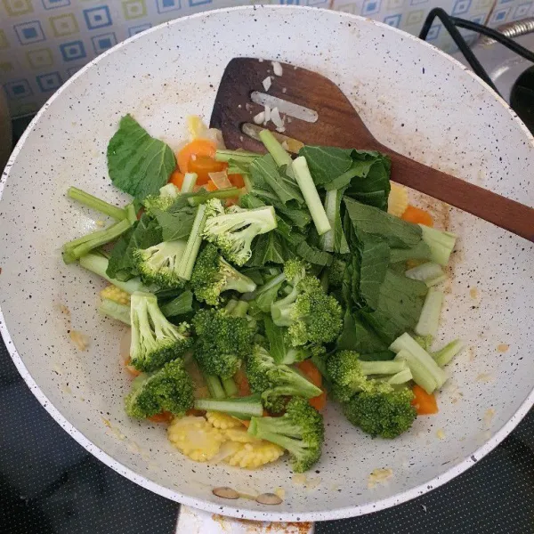 Masukkan caisim dan brokoli, masak sebentar.