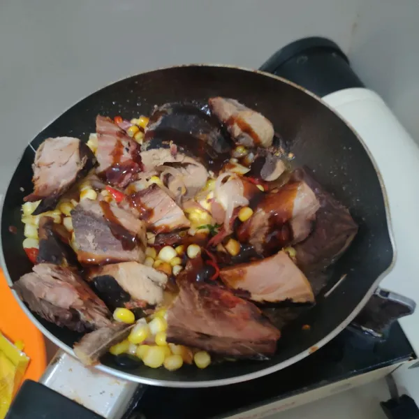 Masukkan ikan pindang, campurkan merata.