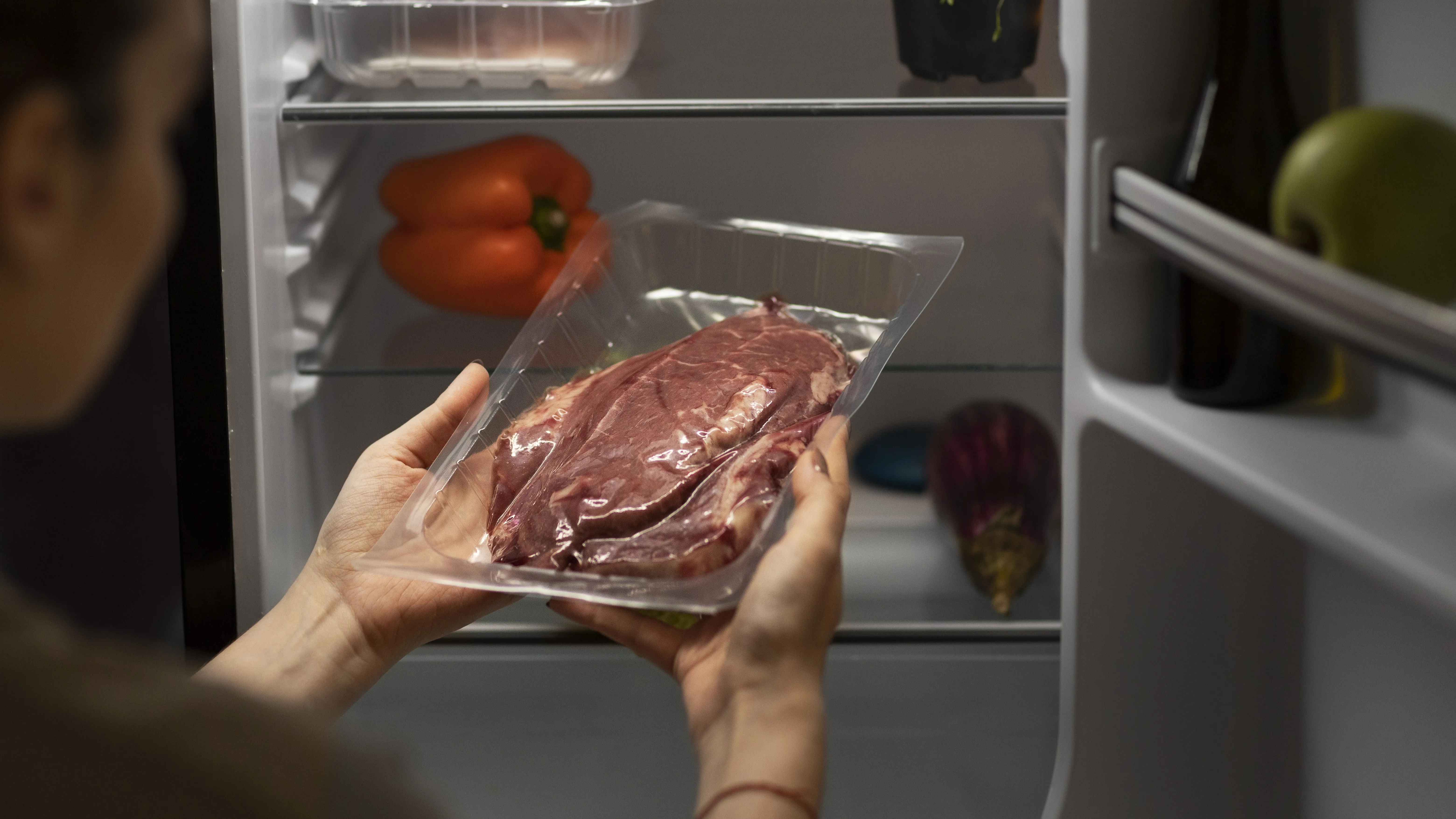 Как сохранить мясо без. Запах в холодильнике. Холодильник с едой в офис. Воняет от дверцы холодильника.
