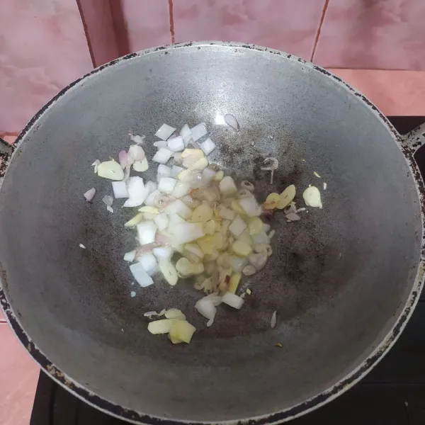 Tumis irisan bawang merah, bawang putih dan bawang bombay sampai wangi.
