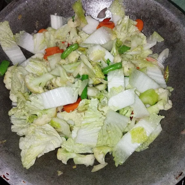 Masukkan sawi putih, tambahkan air, gula, penyedap rasa, dan merica bubuk. Aduk hingga rata. Masak hingga matang. Siap disajikan.