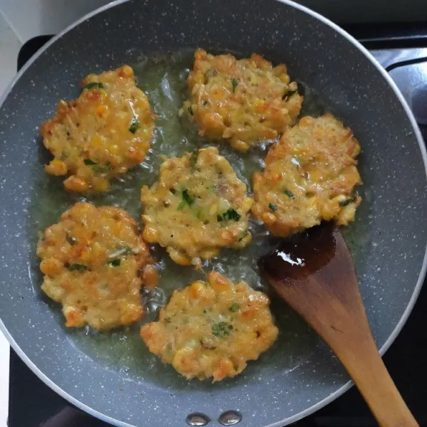 Goreng hingga matang dan kuning kecokelatan lalu angkat dan tiriskan.