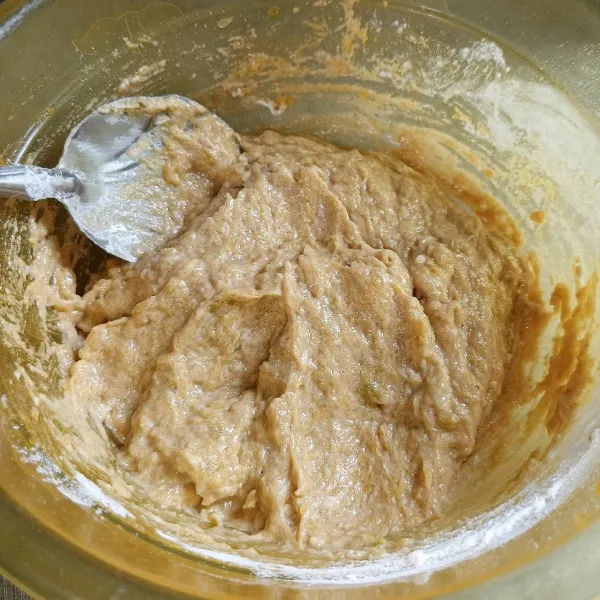 Aduk-aduk adonan sampai tercampur rata dan tidak ada tepung yang mengumpal.