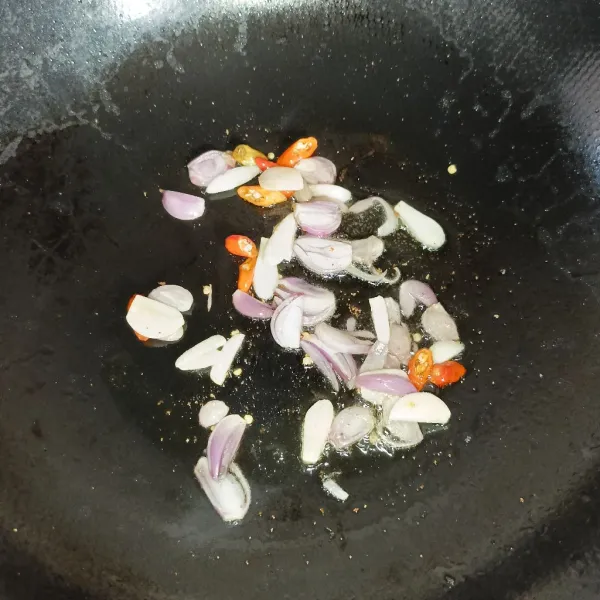 Tumis bawang merah, bawang putih dan cabai sampai harum.