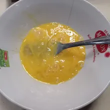 Kocok lepas telur, garam, dan lada bubuk.