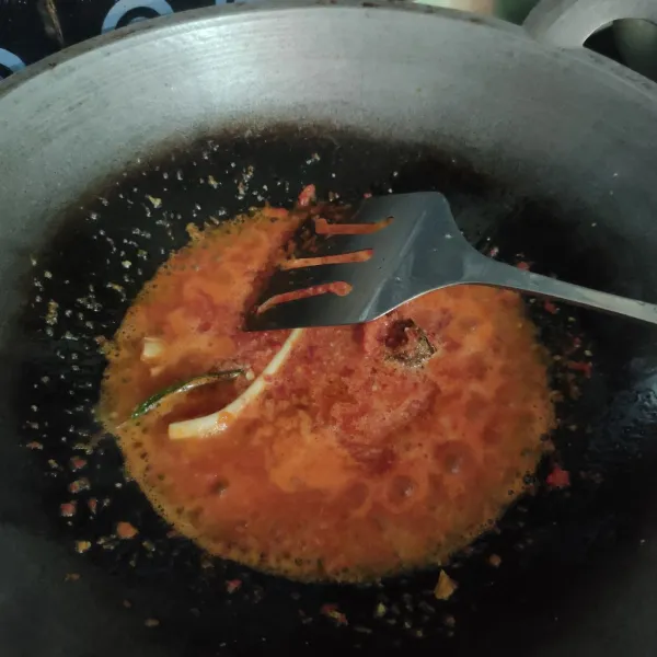 Tumis bumbu halus bersama daun salam, sereh, dan lengkuas hingga matang serta harum.