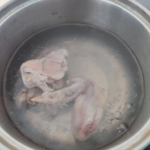Masukkan 300 ml air dan ayam, rebus hingga mendidih dan keluar kotorannya. Angkat dan buang air rebusan, kemudian cuci bersih kembali ayam.