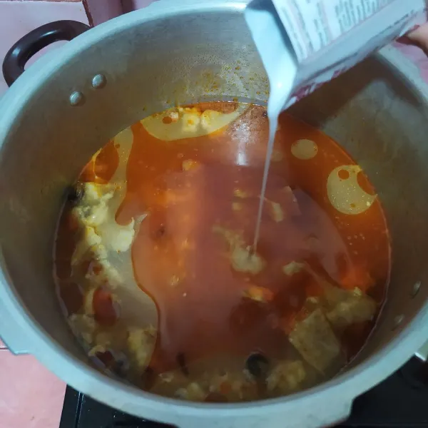 Tuang santan instan, aduk rata.