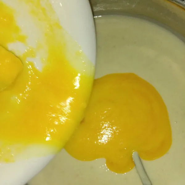 Terakhir tambahkan margarin cair, aduk kembali hingga tercampur rata.