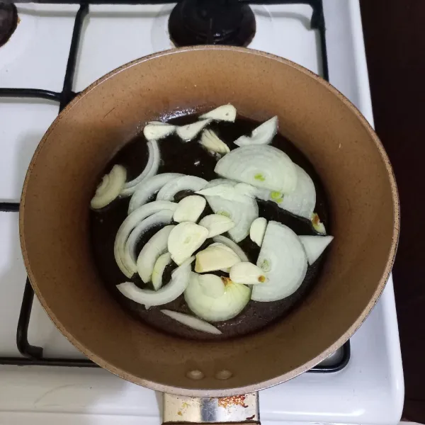 Tumis irisan bawang bombay dan bawang putih hingga harum.