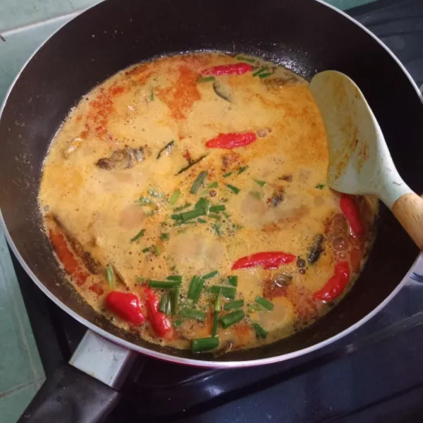 Masukkan santan dan potongan daun bawang lalu masak hingga mendidih.