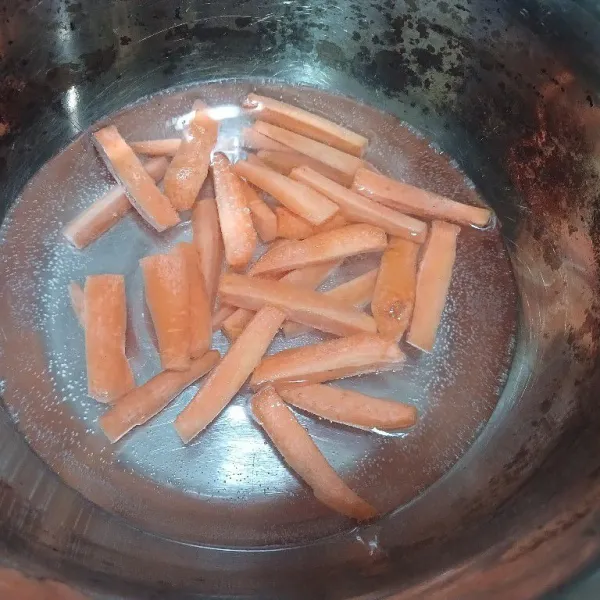 Kupas dan potong-potong wortel bentuk korek, rebus sebentar, angkat dan tiriskan.
