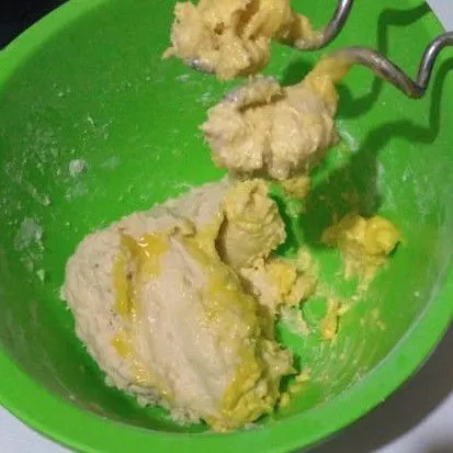 Kemudian masukkan garam dan margarin, uleni hingga kalis.