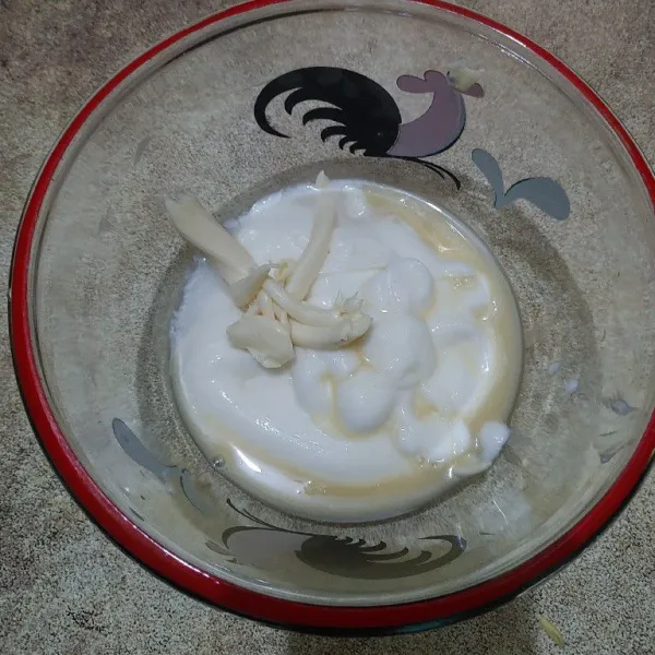 Membuat saos mayo : campur jadi satu mayonnaise, krimer kental manis dan keju oles.