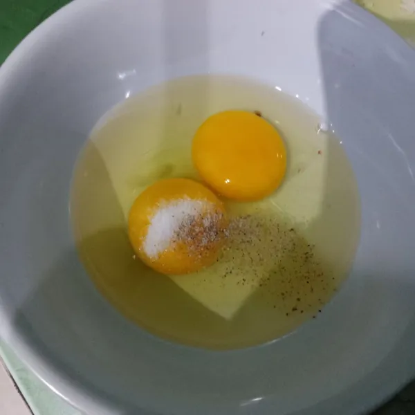 Kocok lepas telur, garam dan merica bubuk.