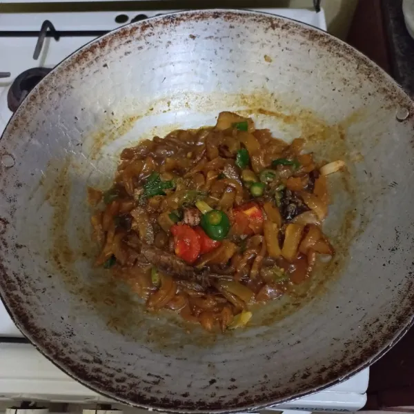 Masak hingga kikil empuk dan bumbu menyerap lalu angkat dan sajikan selagi hangat.