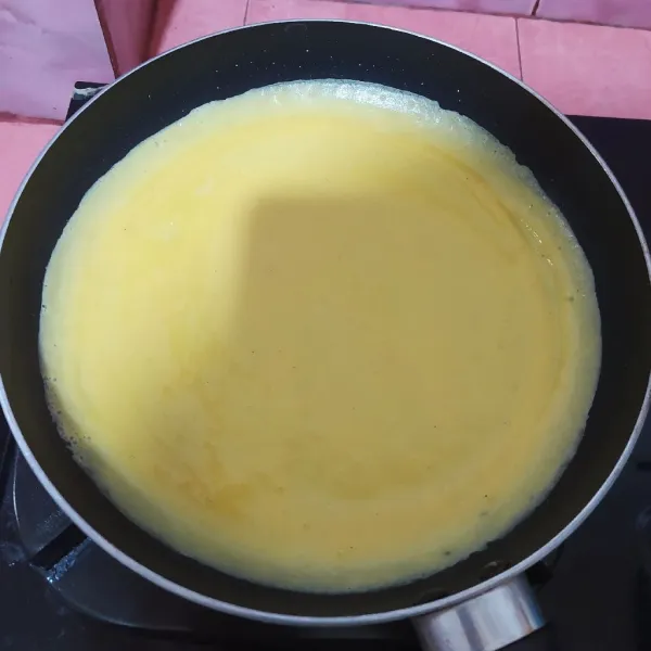 Campur tepung terigu, garam, lada dan susu. Masukkan telur, kocok rata lalu saring. Lalu masak menjadi 5 lembar telur dadar.