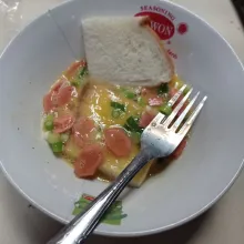 Potong roti tawar 1 lengar jadi 4 bagian, lalu celupkan ke adonan telur.