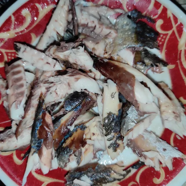 Cuci bersih ikan pindang. Lalu goreng sampai matang. Suwir-suwir. Buang bagian kepala dan tulangnya.