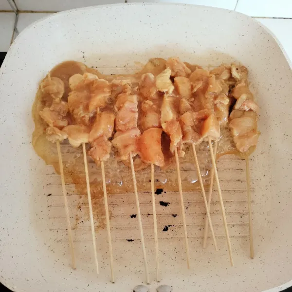 Panaskan gril pan, lalu panggang.