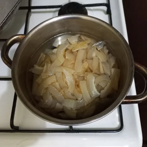 Rebus irisan kikil sapi dengan 2 lembar daun salam, tiriskan.