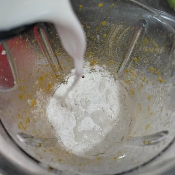 Masukkan tepung tapioka, tepung beras, gula pasir, garam dan santan ke dalam blender.