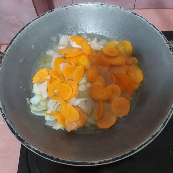 Tuang air, setelah mendidih masukkan wortel.