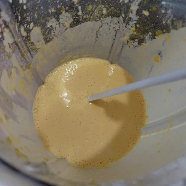 Beri pasta orange, proses hingga tercampur rata.