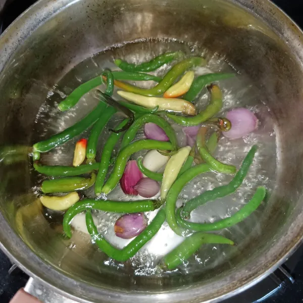 Rebus cabai, bawang putih dan bawang merah sampai layu.
