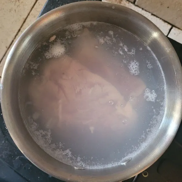 Rebus dada ayam hingga matang.