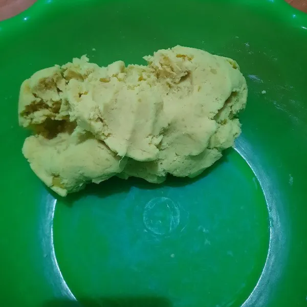 Selagi panas haluskan ubi yang sudah dikukus.