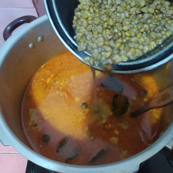 Masukkan kacang hijau.