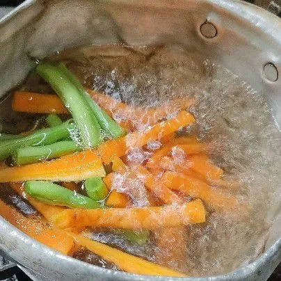 Rebus wortel dan buncis dengan air dan garam hingga matang. Angkat dan sisihkan.
