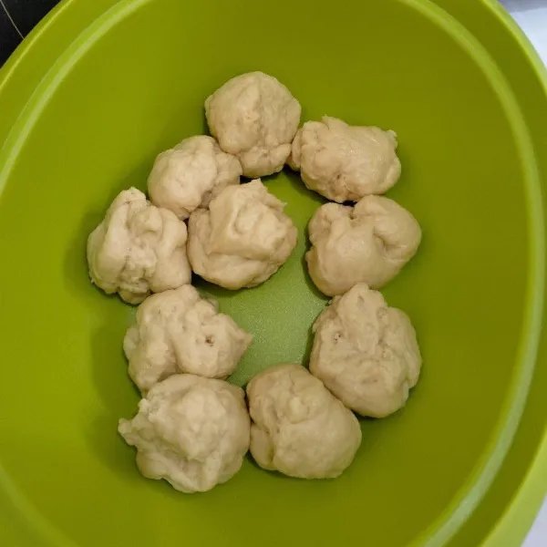 Bagi adonan 35 gr, lakukan hingga adonan abis.