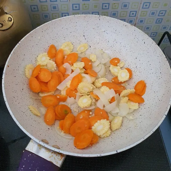 Masukkan wortel dan jagung putren, masak hingga setengah layu.