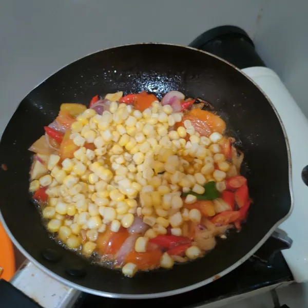 Pipil jagung, kemudian masukan ke dalam tumisan bawang, beri sedikit air, bumbui dengan saus tiram, lalu koreksi rasa.