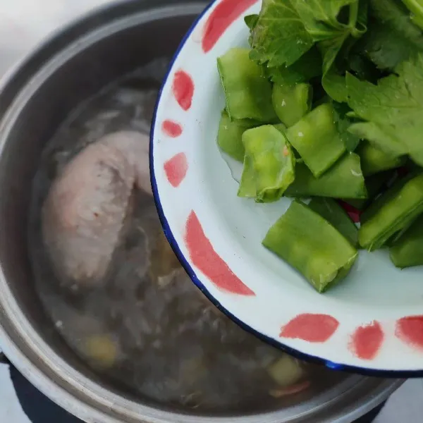 Setelah empuk, masukkan seledri dan ercis.