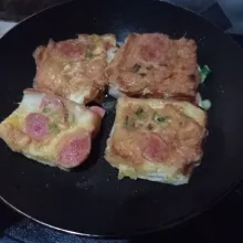 Panaskan margarin, lalu panggang roti tawar sampai kedua sisi matang, angkat, dan sajikan.