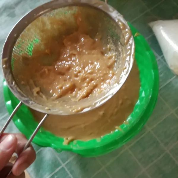 Jika adonannya bergerindil, bisa disaring agar lebih halus.