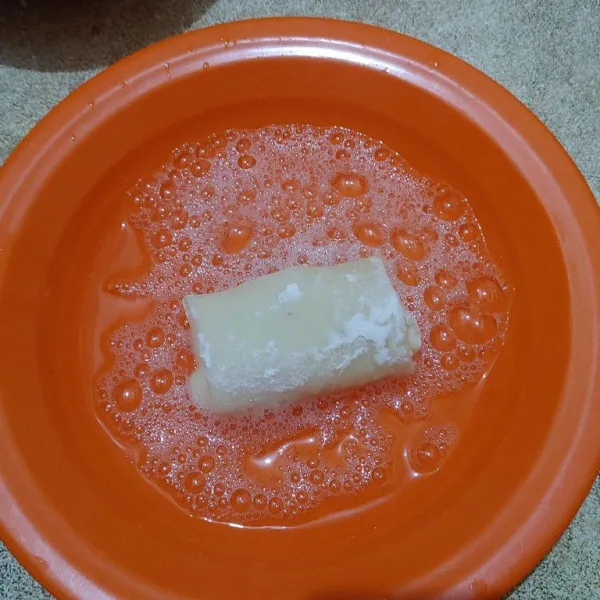 Balur dengan tepung terigu terlebih dahulu, balur dengan putih telur, terakhir balur dengan tepung panir.