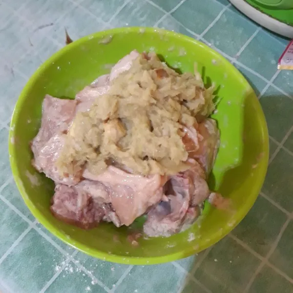 Masukkan bumbu halus lalu aduk rata kembali.