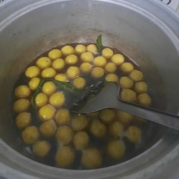setelah mendidih masukkan biji salaknya.