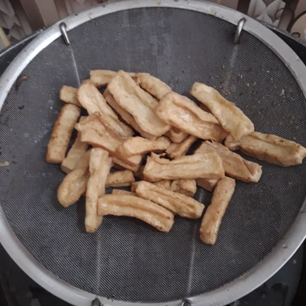 Potong-potong tahu kemudian goreng sampai berkulit.