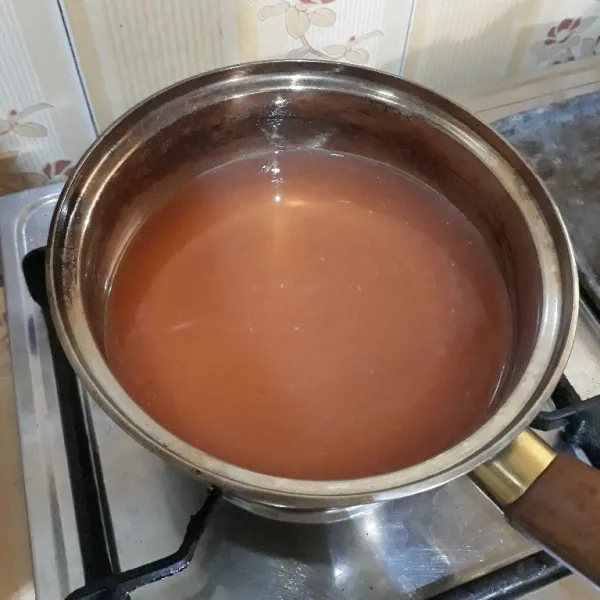 Campurkan jelly bubuk rasa mangga, air dan gula pasir lalu masak hingga mendidih.