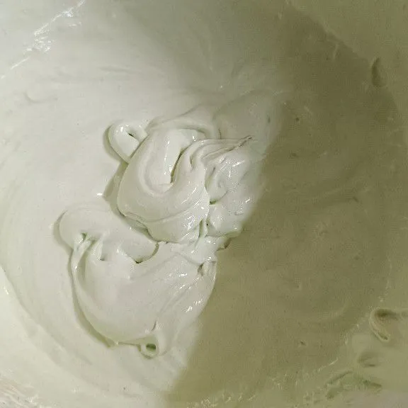Mixer putih telur bersama cream of tartar dan tambahkan gula sedikit demi sedikit sambil dikocok hingga kental dan berjejak atau soft peak. Ambil sedikit adonan putih telur, masukkan ke dalam adonan pandan, aduk balik hingga tercampur rata. Masukkan sedikit demi sedikit adonan putih telur, hingga semua tercampur rata.