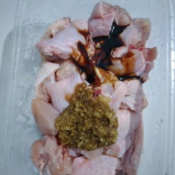 Marinasi ayam dengan bumbu, lada bubuk, gula merah, kecap ikan, minyak wijen. Aduk merata, diamkan selama 5 menit.