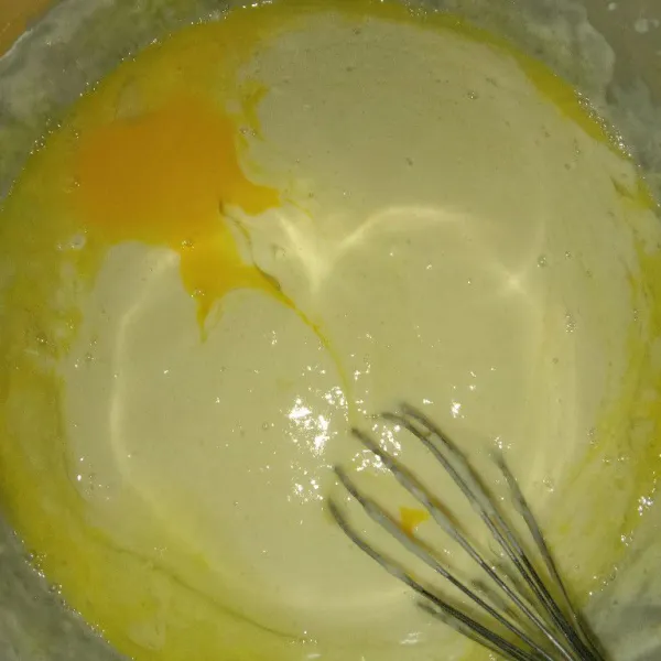 Tambahkan telur ayam, lalu aduk hingga tercampur rata.