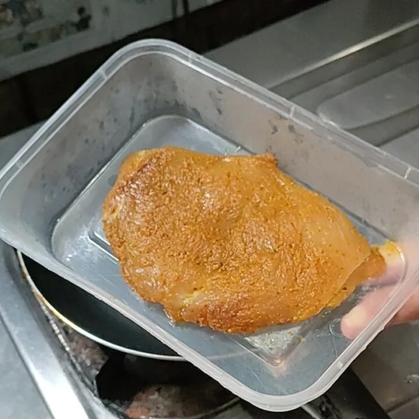 Marinasi ayam dengan bumbu ungkep ayam instan, selama 15-30 menit.